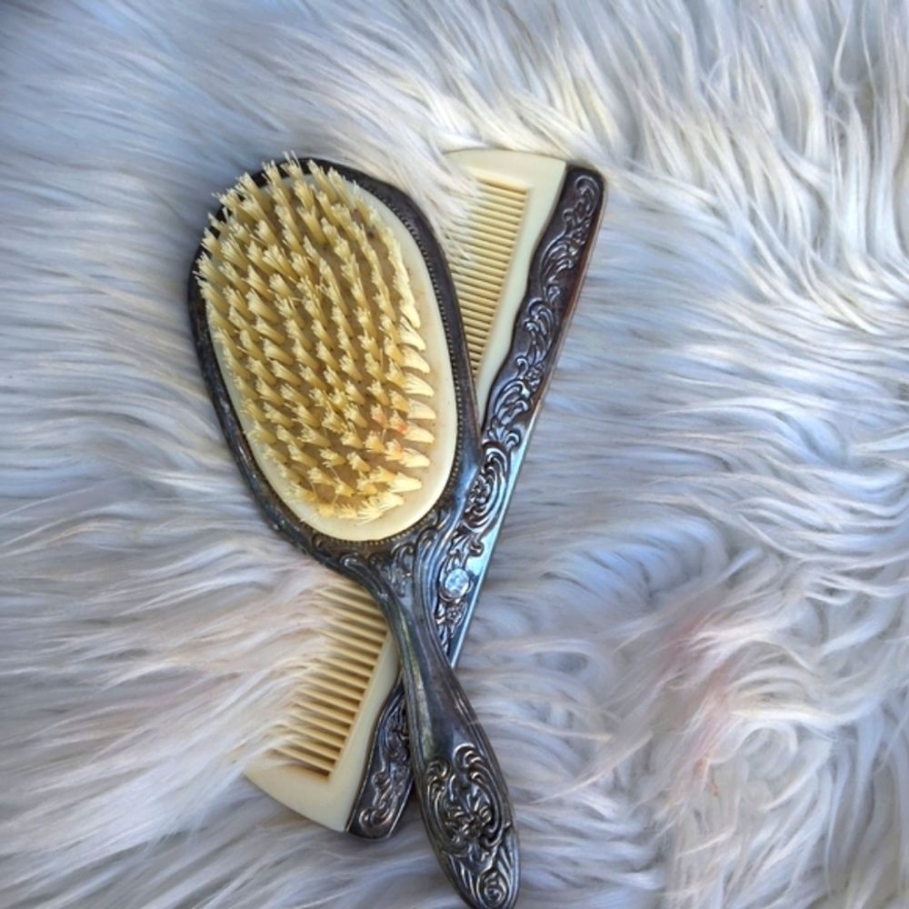 Vintage Silverplated vanity.. Hair brush set